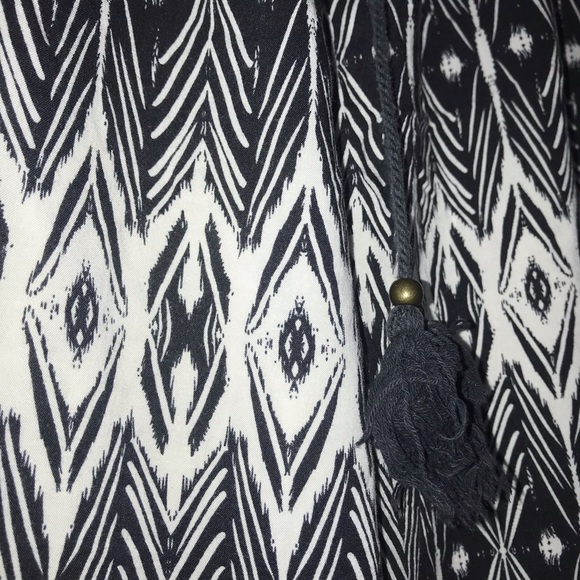 ๐ฆ Patterned Flowy Pants - Picture 2 of 3